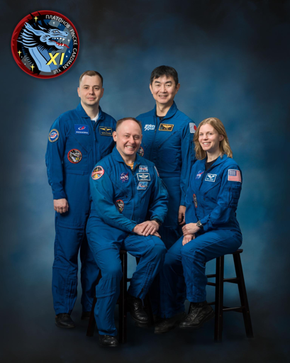 IT: Il ritratto ufficiale NASA dei membri della Crew-11 operata da SpaceX. Da sinistra, seduti: il pilota Mike Fincke e la Comandante Zena Cardman, entrambi astronauti NASA. Dietro, da sinistra, gli specialisti di missione Oleg Platonov di Roscosmos e Kimiya Yui della JAXA (Japan Aerospace Exporation Agency).
Crediti: NASA/Robert Markowitz

EN: The official crew portrait of NASA's SpaceX Crew-11 members. Front row, from left, are Pilot Mike Fincke and Commander Zena Cardman, both NASA astronauts. In the back from left, are Mission Specialists Oleg Platonov of Roscosmos and Kimiya Yui of JAXA (Japan Aerospace Exporation Agency).
Credit: NASA/Robert Markowitz