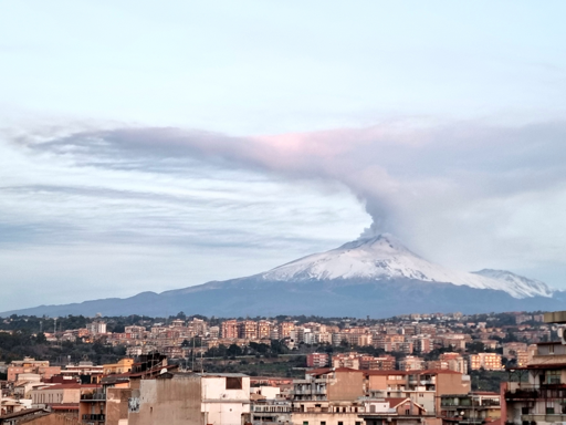 Etna con un fungo di fumo e cenere vulcanica in testa