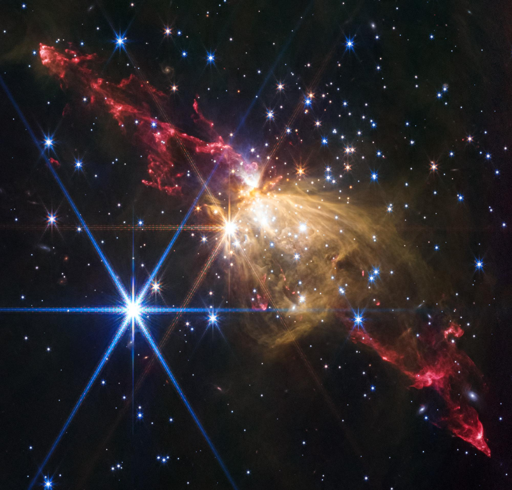 Ai confini della nostra galassia una giovane stella ancora in formazione sta inviando al cosmo un annuncio di nascita sotto forma di un fuoco d’artificio dall’aspetto celebrativo. Questi due getti gemelli di gas incandescenti si estendono per 8 anni luce — il doppio della distanza tra il nostro Sole e il sistema stellare più vicino. Gas surriscaldati che cadono sulla stella massiccia vengono scagliati di nuovo nello spazio lungo l’asse di rotazione della stella. Potenti campi magnetici confinano i getti in stretti fasci, simili a una spada laser di Star Wars. Il James Webb Space Telescope ha osservato lo spettacolo nella luce infrarossa. Il getto si sta facendo strada attraverso polvere e gas interstellari, creando dettagli affascinanti catturati solo da Webb.