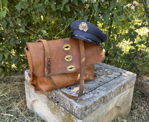 Borsa e cappello da postino