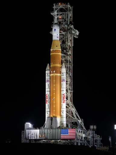IT: il razzo SLS e la navicella Orion per Artemis II vengono trasportati alla rampa di lancio 39B il 18 gennaio 2026.
Crediti: NASA.

EN: Space Launch System rocket and integrated Orion spacecraft for Artemis II being transported to launch pad 39B on Jan. 18, 2026.
Credit: NASA.
