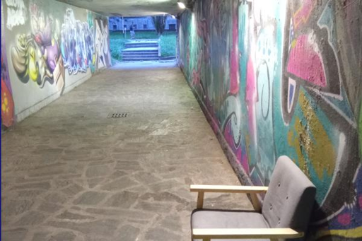 immagine di poltrona abbandonata in un sottopassaggio a milano