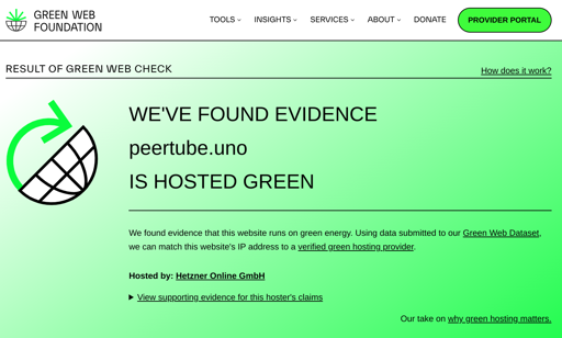 L'immagine mostra una pagina web di "Green Web Foundation" che riporta il risultato di un controllo web verde. Il sito peertube.uno risulta essere ospitato in modo ecologico. Un logo con una freccia verde che ruota intorno a una rappresentazione stilizzata del globo terrestre accompagna il testo. Si menziona che il sito utilizza energia verde grazie ai dati del Green Web Dataset e che l'hosting è fornito da Hetzner Online GmbH.