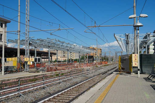 L’immagine mostra l’area della stazione ferroviaria di Roma Trastevere interessata dai lavori per il nuovo sottopasso. Sono visibili le strutture e le opere di cantiere necessarie alla realizzazione del collegamento pedonale sotterraneo. L’intervento è finalizzato anche alla creazione di un nuovo accesso dalla zona di via del Fornetto, modificando i percorsi utilizzati dai passeggeri per entrare e attraversare la stazione.