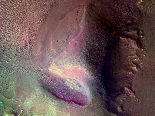 Il rilievo in questa immagine è leggermente separato dalla maggior parte degli altri plateau, e il LDA che lo circonda è fortemente degradato. Le scarpate nette sui lati occidentale e orientale del rilievo indicano che gran parte del ghiaccio un tempo presente in queste formazioni si è in seguito sublimato, lasciando dietro di sé queste falesie detritiche collassate.