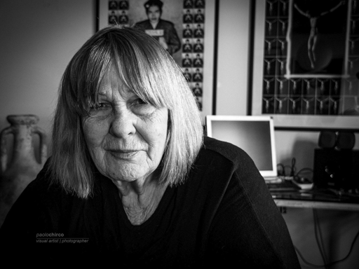 ritratto in biancoe e nero della fotografa Letizia Battagalia nella sua casa