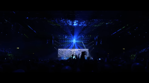 L'immagine mostra un'immensa folla di persone in un grande stadio, illuminata da un'atmosfera vibrante e colorata. Al centro, un palco imponente è illuminato da un fascio di luce blu che si estende verso l'alto, creando un effetto scenografico. Sullo sfondo, un grande schermo proietta un'immagine che sembra un muro di pietre, aggiungendo un tocco di grandiosità alla scena. La luce blu domina l'immagine, conferendo un'atmosfera elettrizzante e coinvolgente. La folla, con le mani alzate, sembra essere completamente immersa nell'evento, creando un'atmosfera di festa e coinvolgimento.

Fornito da @altbot, generato localmente e privatamente utilizzando Ovis2-8B

🌱 Energia utilizzata: 0.210 Wh