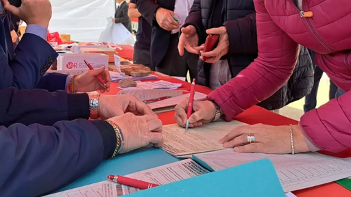 Nella fotografia, un dettaglio della raccolta firme nei banchetti della Cgil presenti sul territorio.