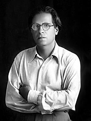 Ritratto fotografico in bianco e nero di Bruno Misefari.E' un uomo giovane, in maniche di camicia, capelli scuri pettinati all'indietro, occhiali di corno con la montatura rotonda; guarda dritto negli occhi il fotografo e tiene le braccia conserte