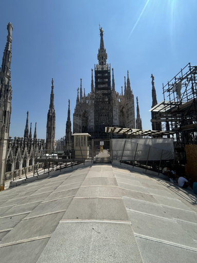 Il tetto del Duomo di Milano. Si vede il colmo, davanti e a destra ci sono dei ponteggi per lavori di manutenzione in corso, in alto al centro la Madonnina.