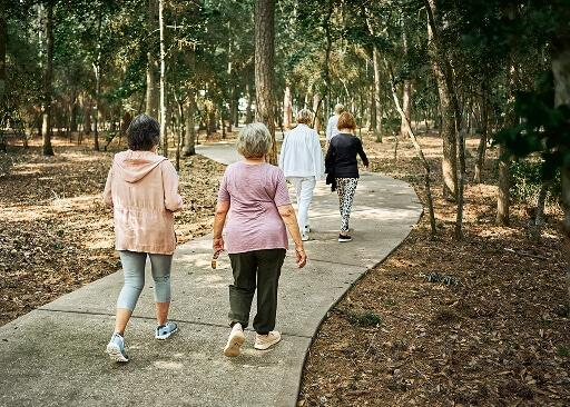 Il modo in cui camminiamo è già un esame diagnostico, solo che finora nessuno lo faceva in ambulatorio. Ora un cerotto grande come una moneta, incollato sull'osso sacro, registra l'andatura ventiquattr'ore su ventiquattro. Uscita prevista nel 2027. Punta a intercettare Parkinson e Alzheimer molto prima dei sintomi.