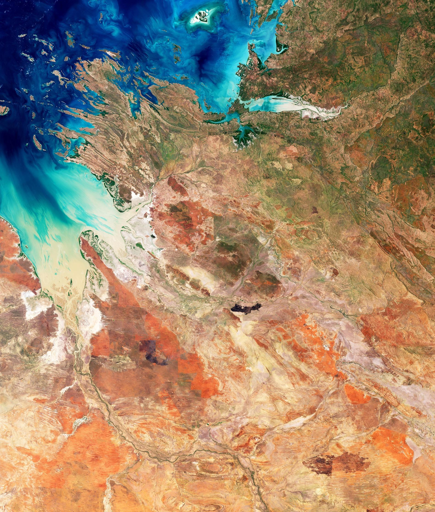 Acquisita nel dicembre 2025, questa  immagine utilizza diverse combinazioni delle bande spettrali di Sentinel-2: quella sopra è a colori naturali, come l’occhio umano vedrebbe l’area.