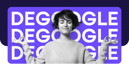 Un ritratto in primo piano di una persona, inquadrato all'interno di un design grafico con testo ripetuto. La persona ha i capelli corti e scuri e indossa un maglione chiaro. Il testo "DEGOOGLE" si ripete in grande, in bianco, su uno sfondo blu, in modo da riempire l'immagine. La persona è al centro, con il testo sovrapposto al corpo e al viso. Il testo è disposto in verticale e orizzontale, creando un effetto di ripetizione e un'atmosfera grafica.
