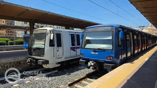 Immagine riferita al servizio di trasporto pubblico sulla Roma-Lido, con un autobus Cotral destinato al collegamento sostitutivo della ferrovia. Il mezzo rappresenta la soluzione prevista per garantire la continuità del servizio durante eventuali interruzioni della linea ferroviaria. L’attenzione è posta sul ruolo degli autobus come alternativa temporanea al collegamento su ferro.