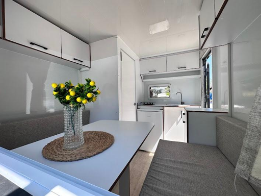 Il Minika 250 è un caravan turco lungo 2,50 metri, da 450 kg a vuoto. Dentro ci stanno un letto doppio e una cucina a L, e perfino un bagno con doccia. Davanti c'è il posto per un frigo da 90 litri, e la baia posteriore si alza quasi fino al tetto: la dinette diventa un balcone sul lago. In Turchia costa circa 4.300 euro.