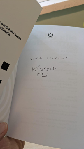 La foto di una dedica scritta sulla prima pagina di un libro.