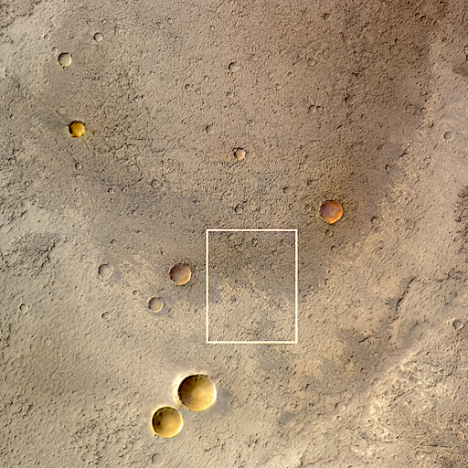 In questa immagine contestuale è visibile un vecchio cratere degradato che ha subito una storia complessa di sepoltura ed erosione. La scena mostra una superficie con almeno due tipi di substrato roccioso esposto: uno chiaro e uno scuro. 