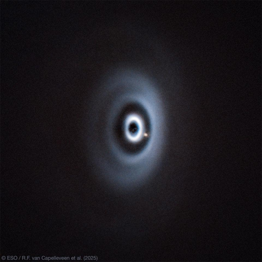 IT: il punto giallo nell'immagine è un giovane esopianeta: WISPIT 2b. La sua stella è nascosta dietro un coronografo. Attorno alla stella c'è un disco protoplanetario pieno di polvere, e WISPIT 2b sta praticamente scavandoci un solco in mezzo.
Crediti: ESO, VLT, SPHERE.
Elaborazione e copyright: ESO, Richelle van Capelleveen (Osservatorio di Leiden) et al.

EN: the yellow spot in the picture is a young exoplanet: WISPIT 2b. Its star is hidden by a coronograph. Surrounding the star is a dusty protoplanetary disc, and WISPIT 2b is practically carving a gap inside it.
Credit: ESO, VLT, SPHERE;
Processing & Copyright: ESO, Richelle van Capelleveen (Leiden Obs.) et al.