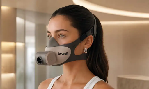 Ti siedi, indossi una maschera di silicone, premi un pulsante e respiri per otto minuti. Alla fine hai 23 parametri del metabolismo, dall'ossigeno usato a come il corpo passa dal grasso ai carboidrati. Il test esiste da un secolo, ma serviva un macchinario da ospedale. PNOE 2.0 si gestisce da solo. Non lo compri: solo palestre e hotel.