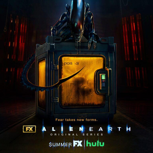 Locandina per la serie "ALIEN EARTH":
In una stanza oscura con luci rosse una camera di contenimento con pareti di vetro, illuminata e contenente un piccolo alieno; sopra di essa uno xenomorfo in attesa.