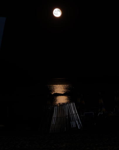 Luna piena brillante nel cielo notturno sopra il mare, con riflessi dorati sull'acqua e alcune sedie da spiaggia vuote in primo piano.