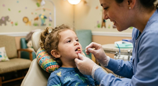Negli Stati Uniti, quando un bambino piccolo ha molte carie sui dentini da latte, spesso viene operato in anestesia generale. Uno studio del Michigan racconta un'alternativa: basta pennellare sui denti un liquido chiamato fluoruro diamminico d'argento, ogni sei mesi. Su 830 bambini, oltre il 50% delle carie si è fermata. In Italia solo un dentista su 5 lo usa.