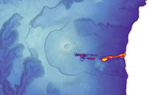 Questa immagine termica satellitare mostra la lava che scorre verso est in direzione dell’oceano il 28 marzo 2026. Il segnale rivela la quantità di calore emessa dalle superfici terrestri sulla base del rilevamento della radiazione termica in due lunghezze d’onda. Le aree più calde sono rappresentate in giallo, mentre le superfici più fredde in blu. I dati termici sono stati sovrapposti a un modello digitale di elevazione dell’isola.