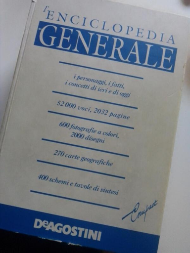 'L'enciclopedia generale" edizione compact, edita da DeAgostini. Grosso libro usurato con copertina cartonata con sfondo bianco e scritte blu.