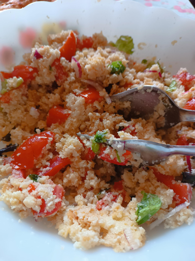 Piatto di panzanella. Pane sminuzzato condito con pomodori, cipolla, lattuga e basilico.