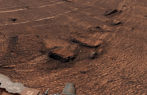 Su Marte il rover Curiosity ha girato la testa a 360 gradi e ha scattato 340 foto di una valle coperta di poligoni regolari a nido d'ape, larghi pochi centimetri. Il capo missione ha ammesso che gli è mancato il fiato davanti al panorama. Peccato che i suoi non sappiano ancora come si sia formato, e delle tre ipotesi una sola parla di acqua liquida.