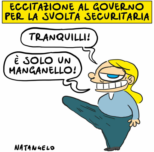 Nel disegno, Giorgia Meloni, con un'enorme protuberanza che appare nei pantaloni, rassicura sorridendo: "Tranquilli! È solo un manganello!"