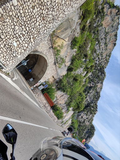 L'imbocco della Strada della Forra (SP 38) dalla Gardesana Occidentale (SS 45bis) tra Campione del Garda e Limone sul Garda.
