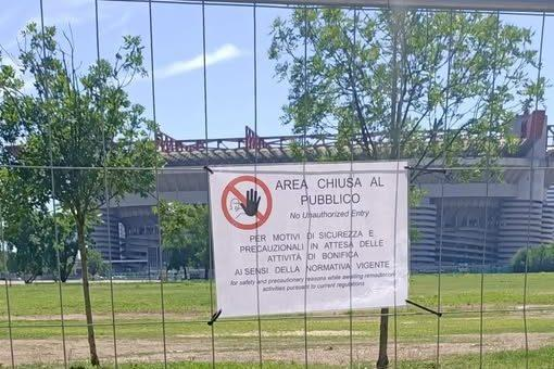 foto della recinzione del parco dei capitani a milano