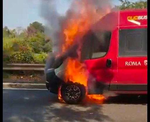 La fotografia mostra un autobus Clicbus interessato da un incendio in via della Cervelletta, nella zona di Tor Cervara. Il mezzo è avvolto dalle fiamme, particolarmente evidenti nella parte anteriore del veicolo. L’immagine documenta le conseguenze dell’incendio sull’autobus a chiamata e il contesto stradale nel quale è avvenuto l’episodio.