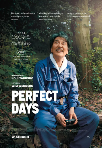 Locandina del film "Perfect Days" con il protagonista seduto su una panchina in un parco urbano con una macchina fotografica in mano, mentre sorride.