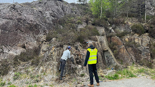 Il sistema di dicchi di Egersund, in Norvegia, si è formato più di 600 milioni di anni fa, durante il periodo Ediacarano. In un nuovo studio, i ricercatori hanno perforato campioni di roccia provenienti dal dicco visibile qui per comprendere meglio la storia del campo magnetico terrestre.