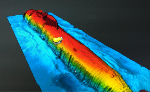 Immagine ad alta risoluzione ottenuta con un sonar a scansione laterale del Komsomolets sul fondale del Mare di Norvegia, che mostra la posizione relativa del veicolo telecomandato AEgir 6000 durante le operazioni intorno al sottomarino.