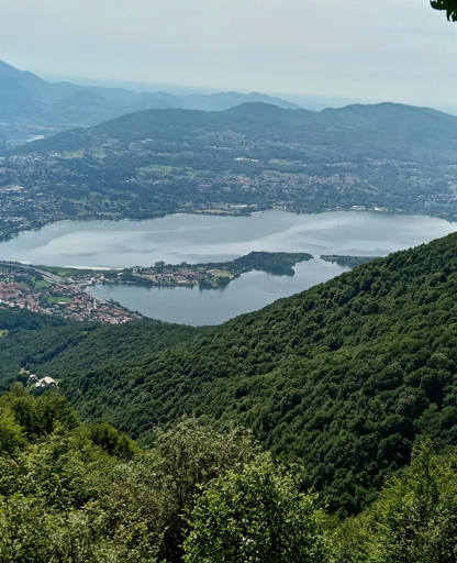 Lago di Annone visto dal monte Rai.