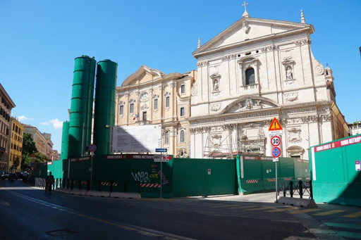 Immagine dedicata alla Metro C di Roma e al tema dei finanziamenti necessari per il completamento della linea. La rappresentazione richiama l’infrastruttura metropolitana e il quadro economico delle opere, comprese le tratte future e gli interventi accessori. Il contenuto è collegato al dibattito sui possibili nuovi definanziamenti nella Legge di Bilancio.