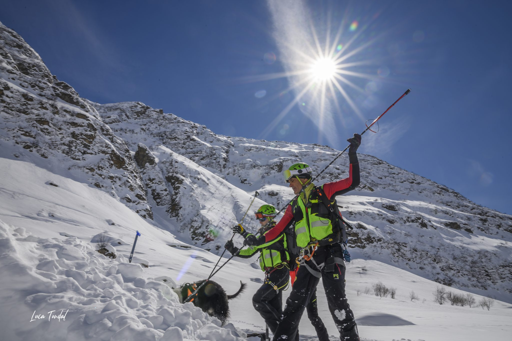 Operatori del Soccorso Alpino durante un intervento in ambiente innevato in montagna.
