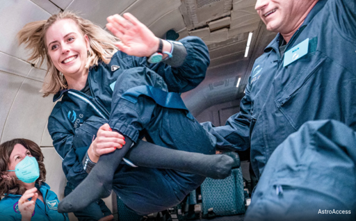 IT: Michaela Benthaus durante il suo volo parabolico con AstroAccess.
In basso a sinistra, con la mascherina, s'intravede la Dr. Cady Coleman, ex astronauta NASA.
Credito: AstroAccess.

EN: Michaela Benthaus during her parabolic flight with AstroAccess.
In the lower left, with face mask, former NASA astronaut Dr. Cady Coleman is visible.
Credit: AstroAccess.