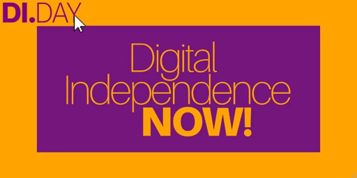 Un'immagine con uno sfondo arancione e un rettangolo viola centrale. In alto a sinistra è presente la scritta bianca "DI.DAY", con un cursore del mouse bianco posizionato sulla lettera 'Y'. All'interno del rettangolo viola compare il testo "Digital Independence NOW!". Le parole "Digital Independence" sono scritte con un carattere sottile e chiaro, mentre "NOW! "NOW!" è scritto in caratteri grandi, spessi e di colore giallo.