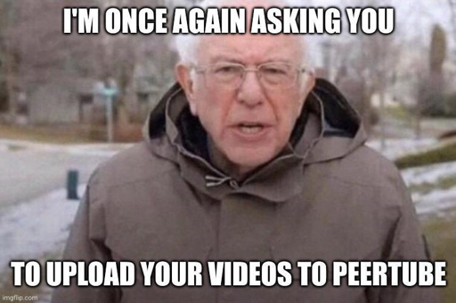 L'immagine mostra un uomo anziano  bernie sanders) con capelli bianchi e occhiali, indossando un cappotto marrone, che sembra parlare con un'espressione seria. Lo sfondo è un paesaggio urbano innevato con alberi spogli e una strada. Il testo sovrapposto all'immagine recita: "I'M ONCE AGAIN ASKING YOU TO UPLOAD YOUR VIDEOS TO PEERTUBE". Questo testo suggerisce che l'uomo sta chiedendo qualcuno di caricare i propri video su Peertube, un servizio di streaming.
