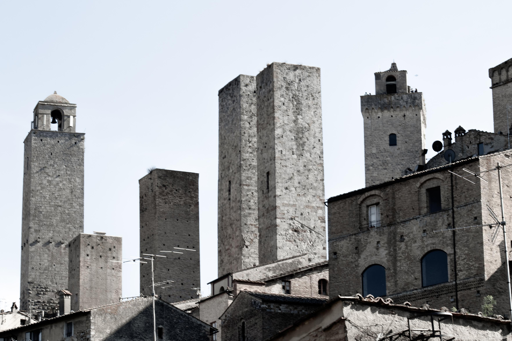 Una fotografia sul centro di San Gimignano, con le sue torri medioevali che sembrano grattacieli delle moderne metropoli.