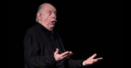 Foto di Dario Fo su sfondo nero