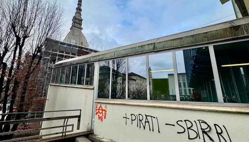 + pirati - sbirri: la scritta comparsa dopo i tre giorni di occupazione di Palazzo Nuovo da parte degli antagonisti che hanno partecipato alla manifestazione di sabato scorso a Torino