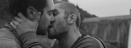 L'immagine è in bianco e nero e mostra due uomini che si baciano. Il primo uomo, con una barba e capelli scuri, indossa una giacca e tiene delicatamente il viso dell'altro uomo con la mano destra. L'altro uomo, con una barba più corta e capelli corti, indossa una maglietta e ha un orecchino nell'orecchio sinistro. Entrambi sembrano essere in un momento di intimità e affetto. Sullo sfondo, si intravede un'architettura storica, probabilmente un ponte o un'antica struttura, che suggerisce un contesto esterno. L'immagine trasmette un senso di intimità e connessione tra i due soggetti.

Fornito da @altbot, generato localmente e privatamente utilizzando Ovis2-8B

🌱 Energia utilizzata: 0.197 Wh