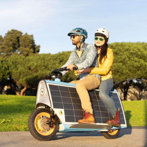 Vi ricordate lo scooter elettrico con i pannelli solari nella carrozzeria, quello presentato con un prezzo da 4.995 dollari e le prime consegne annunciate per gennaio 2025? Siamo tornati a vedere come sta andando davvero, quante persone lo stanno guidando in giro. Il sito ufficiale racconta una storia curiosa, che non è proprio quella dei comunicati stampa.