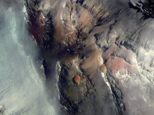 Questo obiettivo pubblico suggerito tramite HiWish mostra un blocco di crosta collassato all’interno di una depressione della crosta profonda circa 2 chilometri. L’intera struttura è associata a una frattura/estensione crostale su larga scala orientata approssimativamente nord-est–sud-ovest e potrebbe avere origine vulcanica.