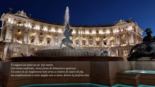 Vi auguro un anno un po’ più vostro.
Con meno confronto, meno fretta di dimostrare qualcosa.

Un anno in cui migliorarsi non serva a credere di valere di più, ma semplicemente a stare meglio con se stessi, dentro la propria vita.